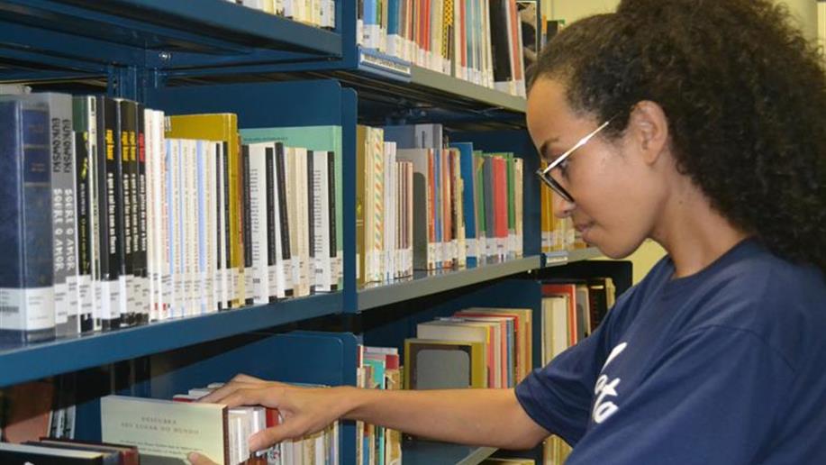 O Top 10 tem como objetivo valorizar os estudantes que mais retiraram livros no mês.