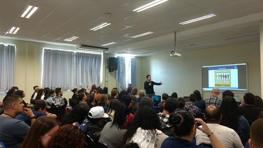 Atividade proporcionou momentos de bate-papo entre ex-alunos e estudantes. 