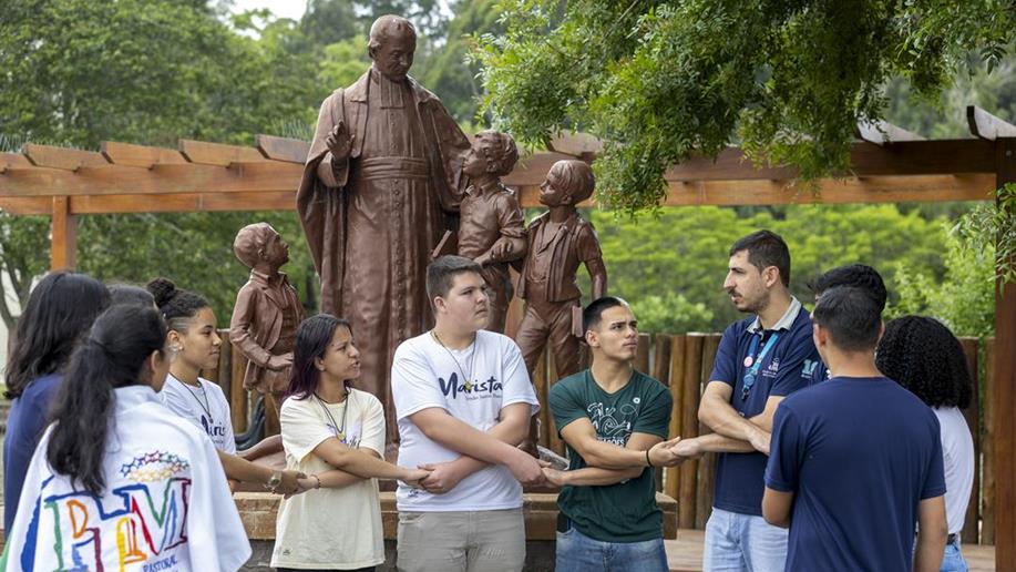 Grupo de jovens que vivem a espiritualidade marista